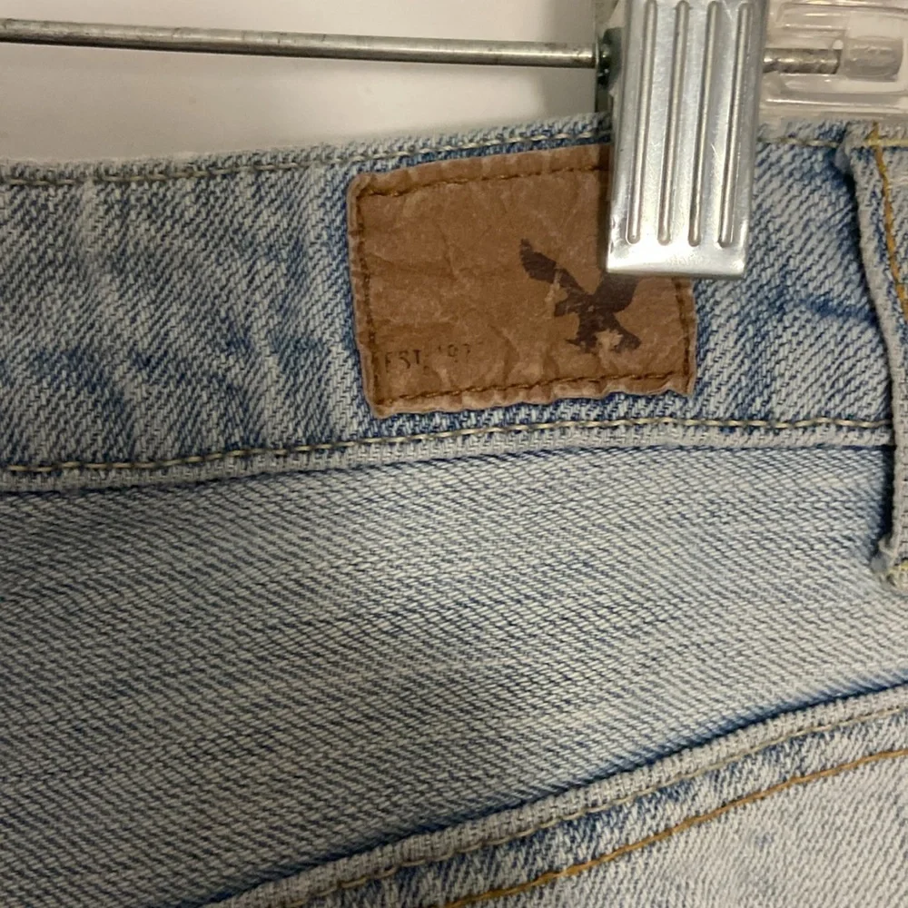 American Eagle Hi-Rise Festival Shortie Light Wash Cut Off Jean Shorts SZ 8 - Picture 6 of 7